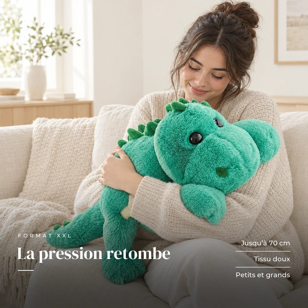 Peluche dinosaure géant relax dans les bras d’un adulte. La pression retombe : jusqu’à 70 cm, tissu doux, petits et grands