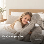 Peluche éléphant oreiller grise avec un enfant dans une chambre lumineuse. On s’y cale pour lire : 2 en 1, coton, grand format