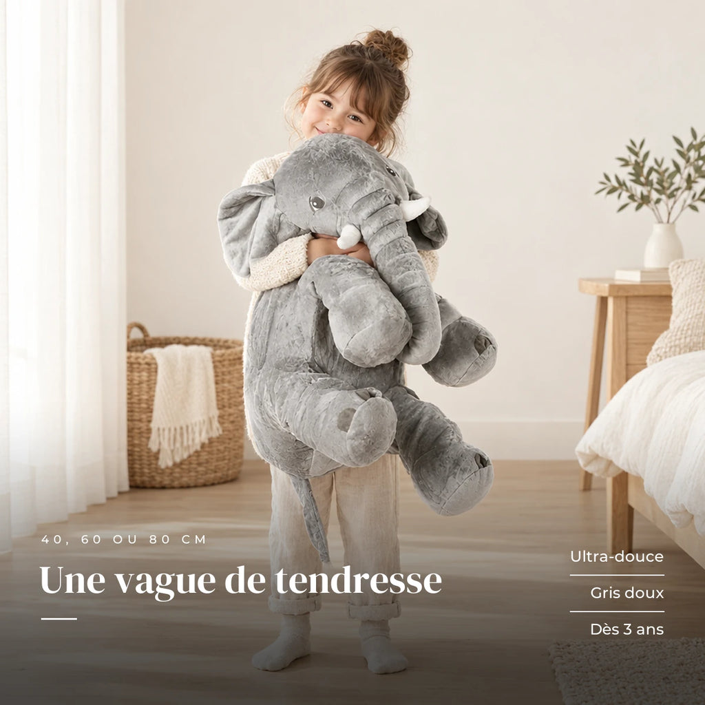 Peluche éléphant oreiller grise avec un enfant dans une chambre lumineuse. Une vague de tendresse : ultra-douce, gris doux, dès 3 ans
