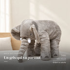 Peluche éléphant oreiller grise sur fond crème, en studio. Un gris qui va partout : coton, ultra-douce, enfant ou adulte