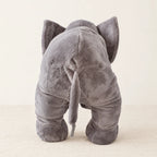 Peluche éléphant oreiller grise vue de dos sur fond crème