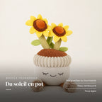 Peluche kawaii fleurs en pot de terre modèle tournesols sur fond crème, en studio. Du soleil en pot : marguerites ou tournesols, tissu rembourré, tous âges