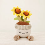 Peluche kawaii fleurs en pot de terre modèle tournesols sur fond crème, en studio
