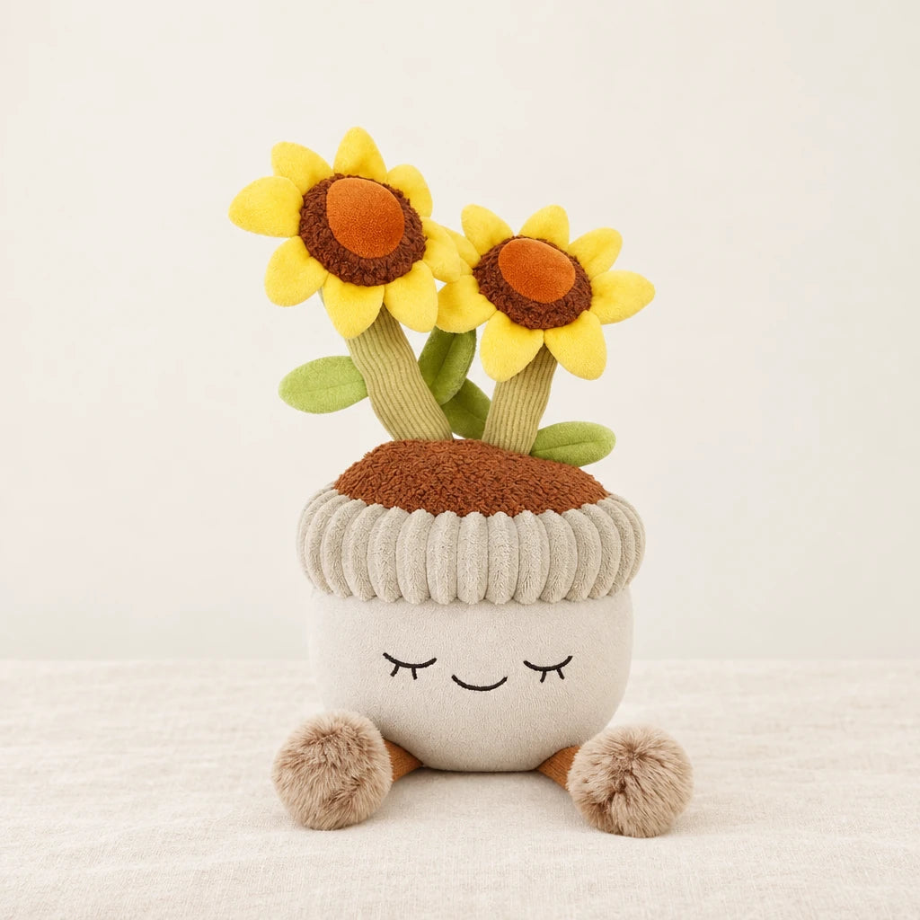 Peluche kawaii fleurs en pot de terre modèle tournesols sur fond crème, en studio