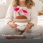 Peluche kawaii fleurs en pot de terre tenue par un enfant pour montrer sa taille réelle. Un repère rassurant : éléments bien fixés, doux à câliner, garde sa forme