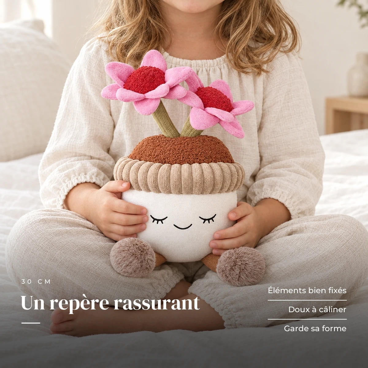 Peluche kawaii fleurs en pot de terre tenue par un enfant pour montrer sa taille réelle. Un repère rassurant : éléments bien fixés, doux à câliner, garde sa forme