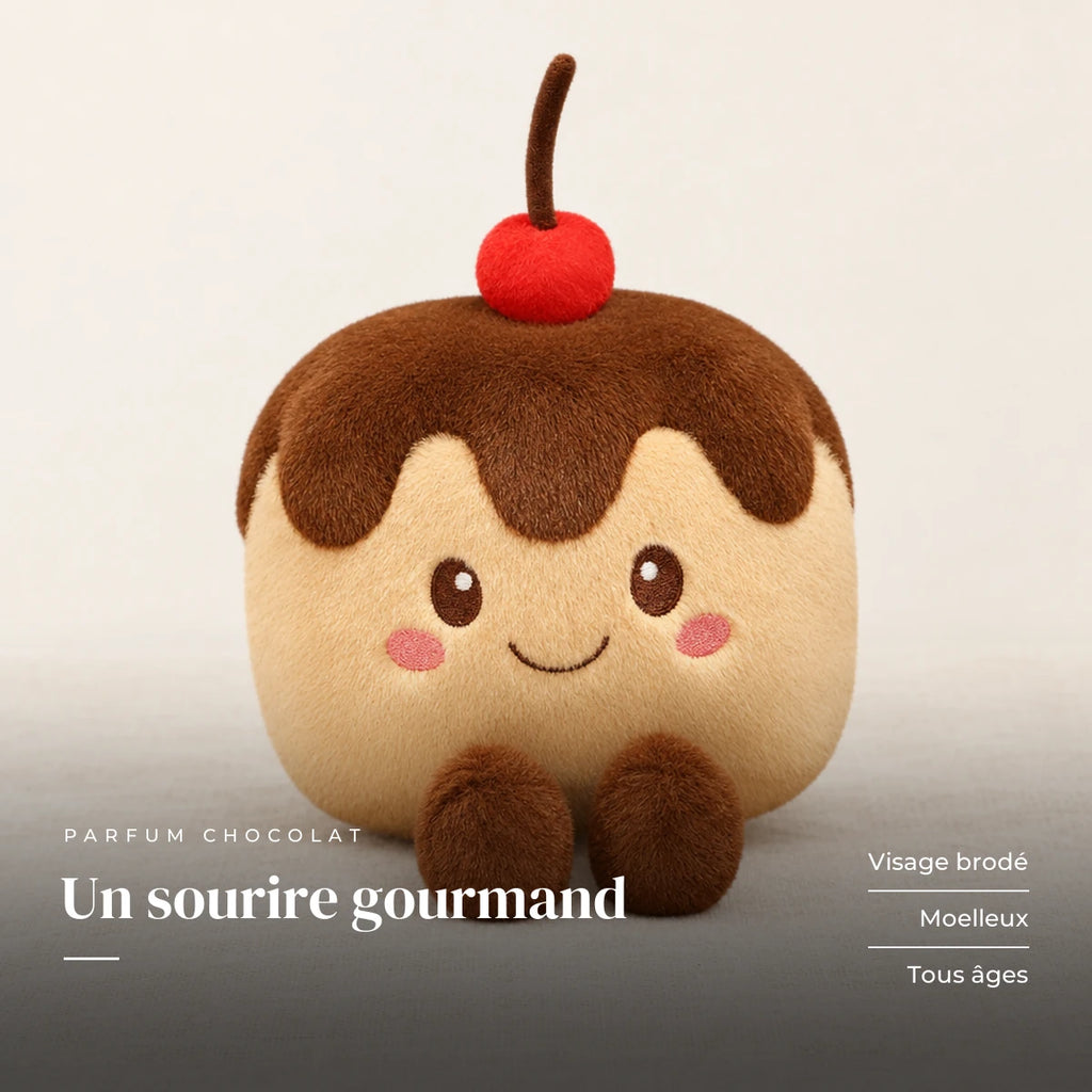 Peluche kawaii gâteau gourmand modèle chocolat sur fond crème, en studio. Un sourire gourmand : visage brodé, moelleux, tous âges