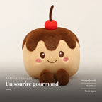 Peluche kawaii gâteau gourmand modèle chocolat sur fond crème, en studio. Un sourire gourmand : visage brodé, moelleux, tous âges