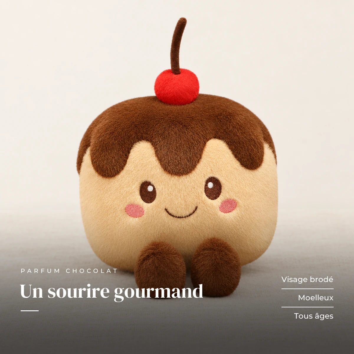 Peluche kawaii gâteau gourmand modèle chocolat sur fond crème, en studio. Un sourire gourmand : visage brodé, moelleux, tous âges