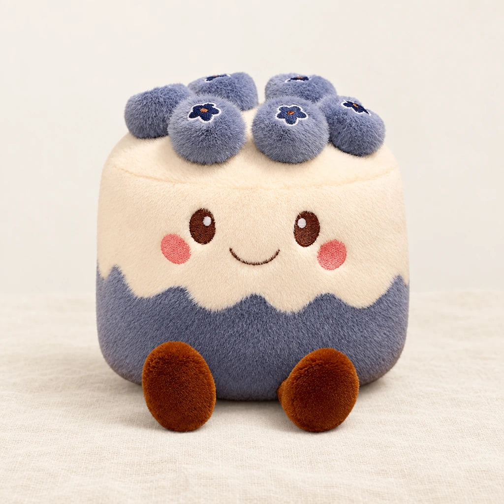 Peluche kawaii gâteau gourmand modèle myrtille sur fond crème, en studio