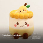 Peluche kawaii gâteau gourmand modèle poire sur fond crème, en studio. Moelleux à câliner : joli à exposer, garde sa forme, facile à entretenir