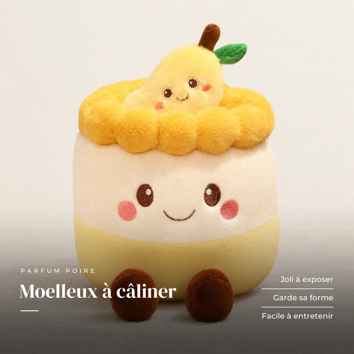 Peluche kawaii gâteau gourmand modèle poire sur fond crème, en studio. Moelleux à câliner : joli à exposer, garde sa forme, facile à entretenir