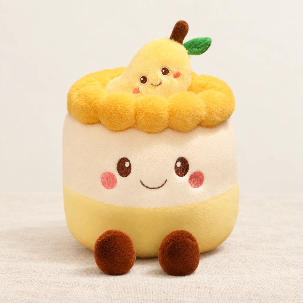 Peluche kawaii gâteau gourmand modèle poire sur fond crème, en studio