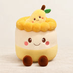 Peluche kawaii gâteau gourmand modèle poire sur fond crème, en studio