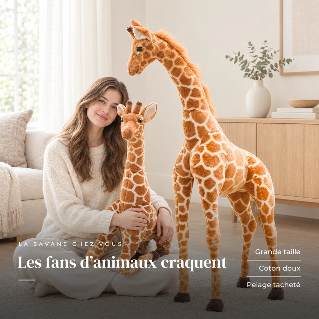 Peluche géante girafe dans les bras d’un adulte. Les fans d’animaux craquent : grande taille, coton doux, pelage tacheté