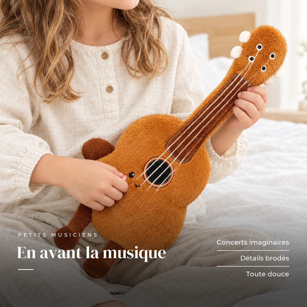 Peluche instrument kawaii guitare souriante avec un enfant dans une chambre lumineuse. En avant la musique : concerts imaginaires, détails brodés, toute douce