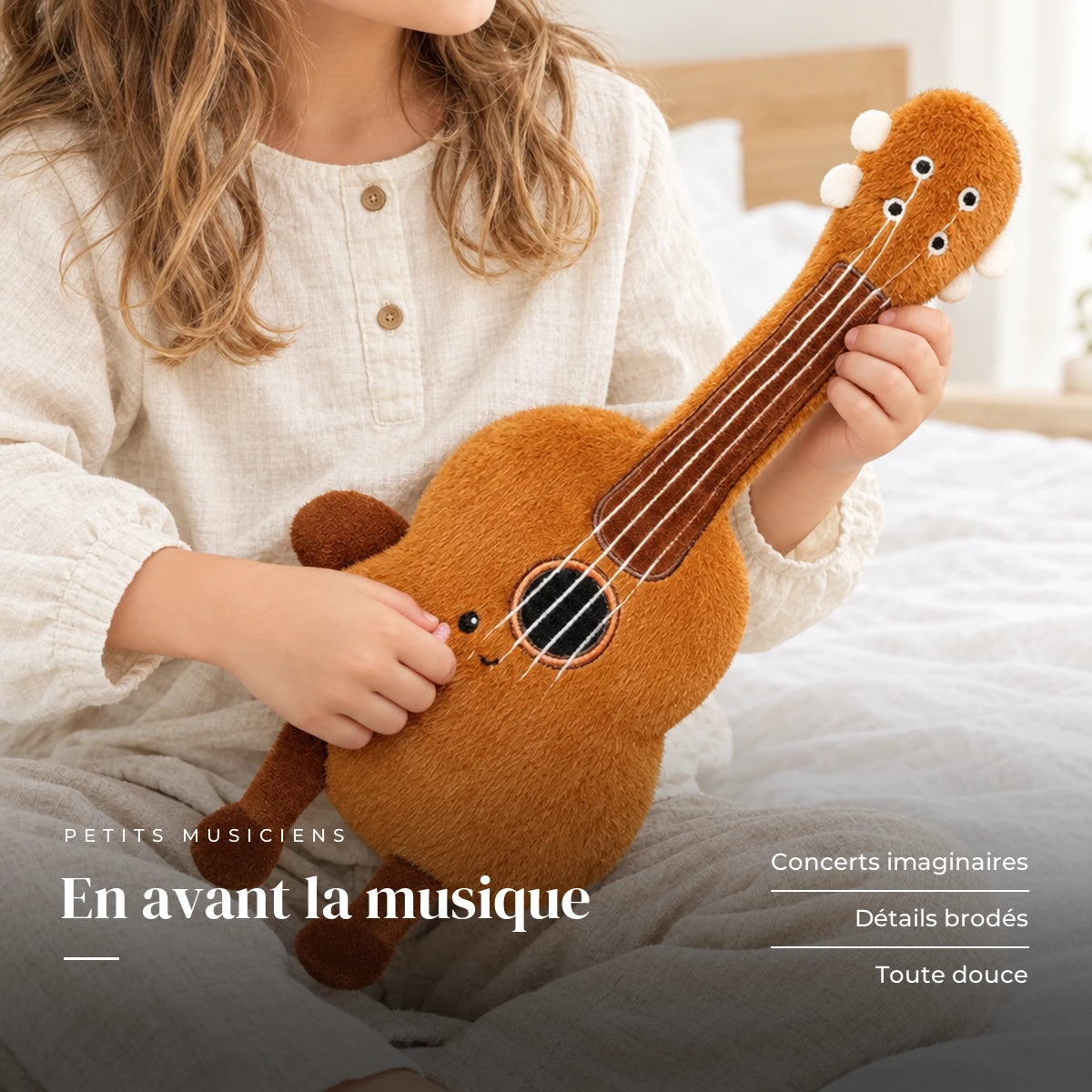 Peluche instrument kawaii guitare souriante avec un enfant dans une chambre lumineuse. En avant la musique : concerts imaginaires, détails brodés, toute douce