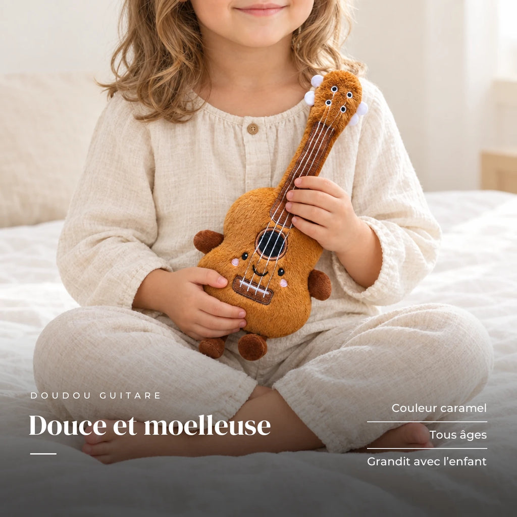 Peluche instrument kawaii guitare souriante tenue par un enfant pour montrer sa taille réelle. Douce et moelleuse : couleur caramel, tous âges, grandit avec l’enfant