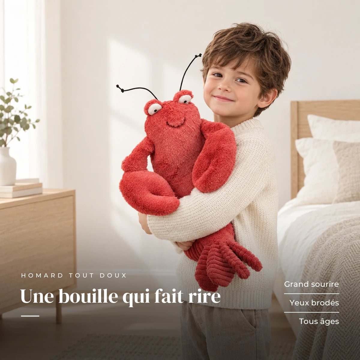 Peluche homard tout doux avec un enfant dans une chambre lumineuse. Une bouille qui fait rire : grand sourire, yeux brodés, tous âges