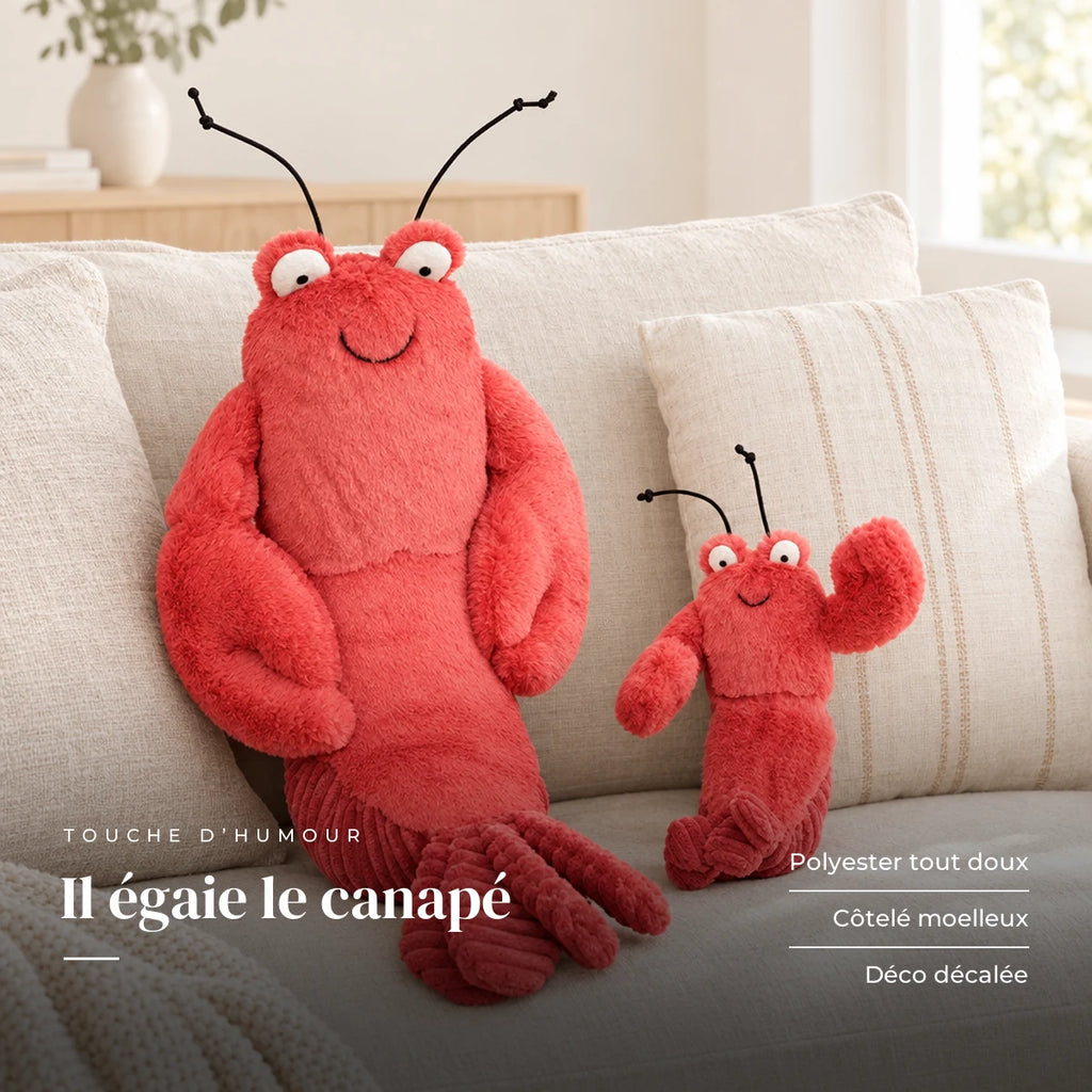 Peluche homard tout doux installée sur un canapé en lin. Il égaie le canapé : polyester tout doux, côtelé moelleux, déco décalée