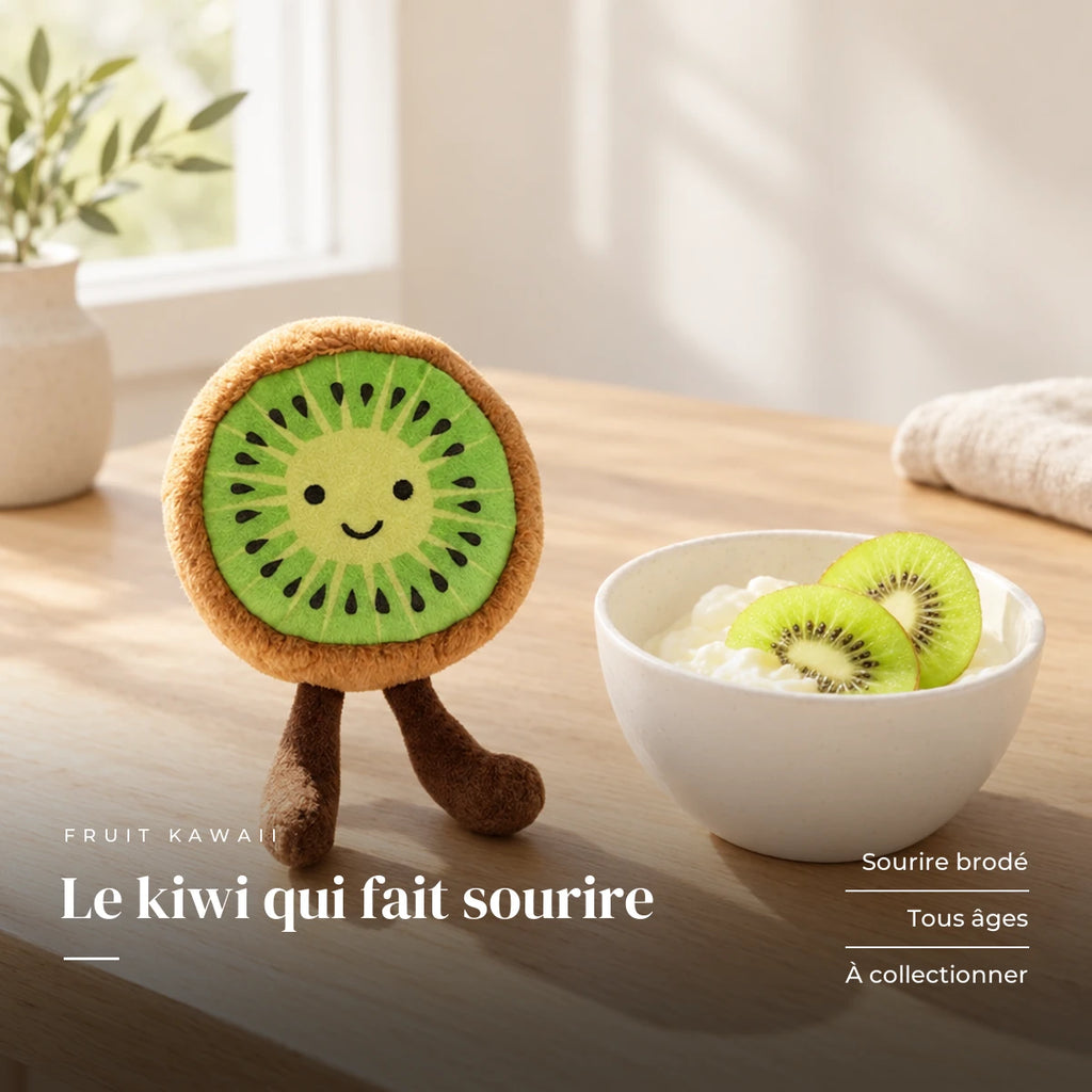 Peluche fruit kawaii kiwi joyeux dans une assiette sur une table en bois. Le kiwi qui fait sourire : sourire brodé, tous âges, à collectionner