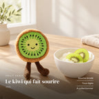 Peluche fruit kawaii kiwi joyeux dans une assiette sur une table en bois. Le kiwi qui fait sourire : sourire brodé, tous âges, à collectionner