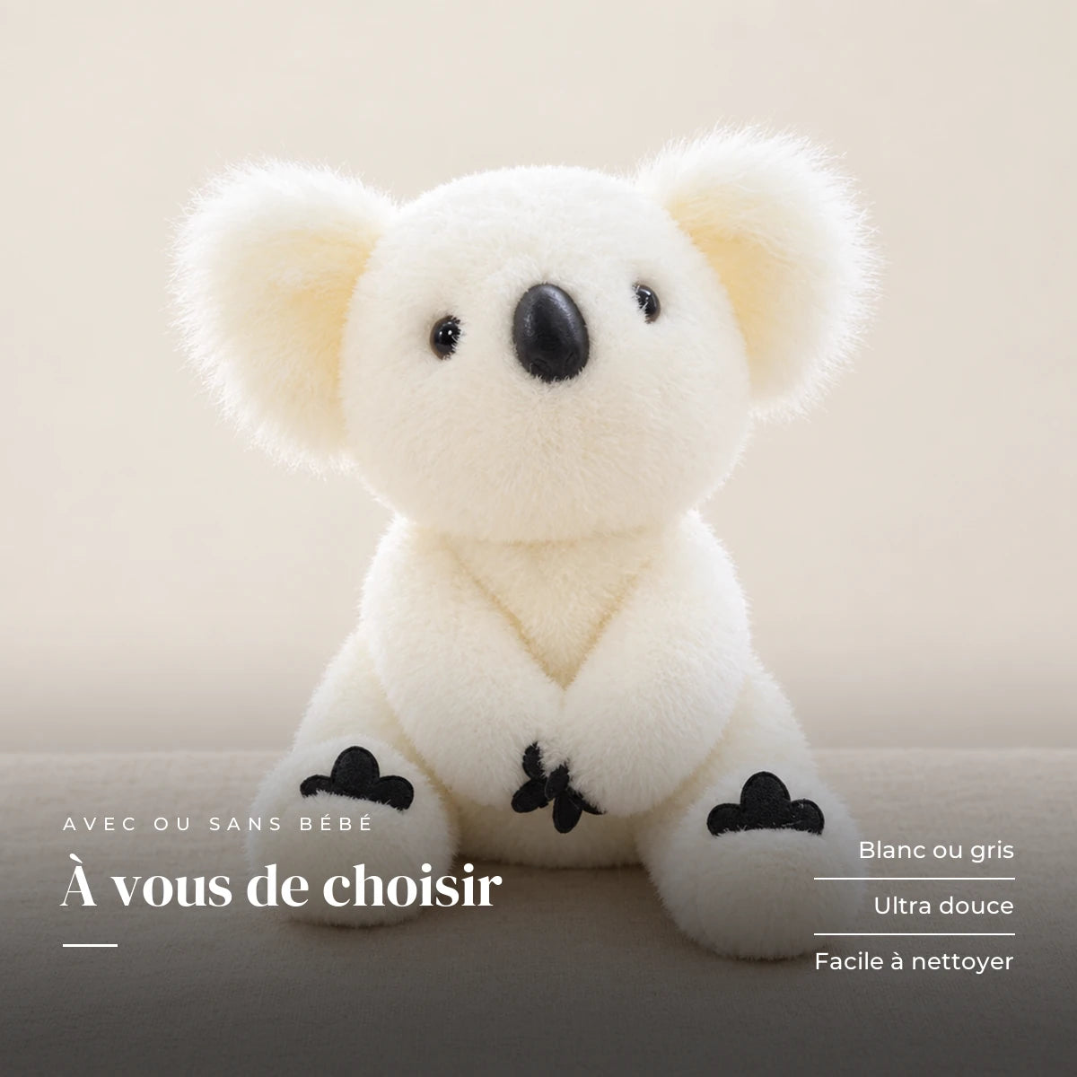 Peluche koala avec son bébé blanche sur fond crème, en studio. À vous de choisir : blanc ou gris, ultra douce, facile à nettoyer