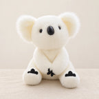 Peluche koala avec son bébé blanche sur fond crème, en studio
