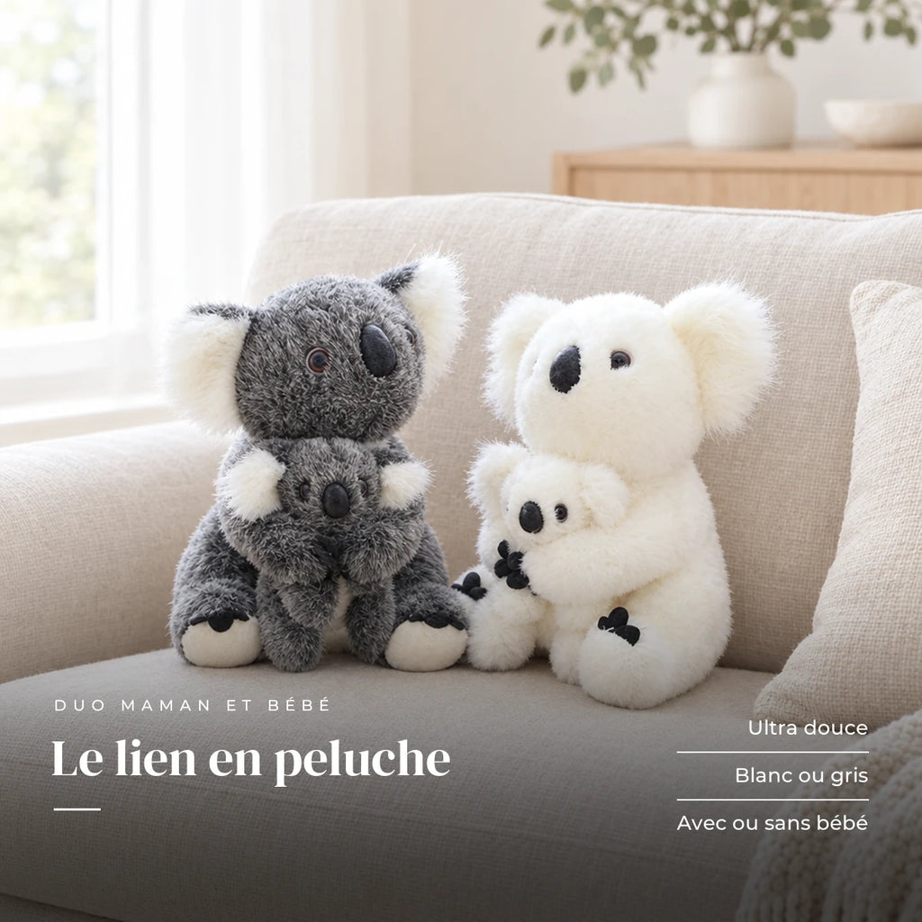 Peluche koala avec son bébé installée sur un canapé en lin. Le lien en peluche : ultra douce, blanc ou gris, avec ou sans bébé
