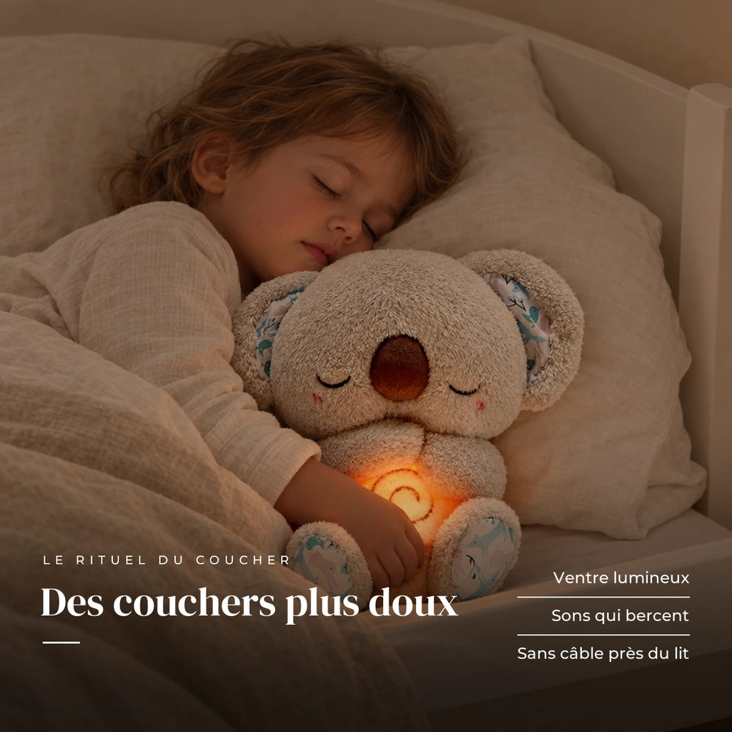 Peluche koala qui respire serrée par un enfant endormi dans son lit. Des couchers plus doux : ventre lumineux, sons qui bercent, sans câble près du lit