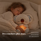 Peluche koala qui respire serrée par un enfant endormi dans son lit. Des couchers plus doux : ventre lumineux, sons qui bercent, sans câble près du lit