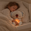 Enfant endormi contre sa peluche koala qui respire, ventre lumineux allumé