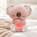 Peluche koala qui respire rose sur fond crème, en studio