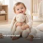 Lapin en peluche moelleux pour bébé dans les bras d’un bébé éveillé. Son premier ami : ultra-doux, grandes oreilles, facile à attraper