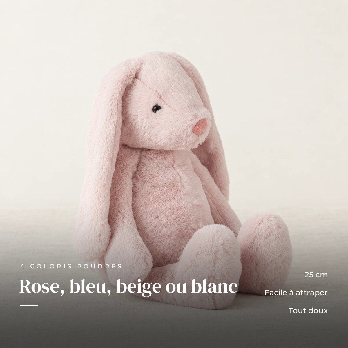 Lapin en peluche moelleux pour bébé rose sur fond crème, en studio. Rose, bleu, beige ou blanc : 25 cm, facile à attraper, tout doux