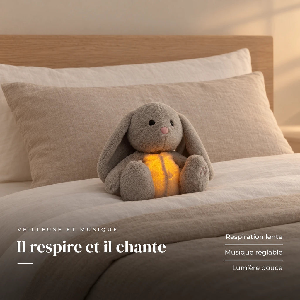 Peluche lapin qui respire sur fond crème, en studio. Il respire et il chante : respiration lente, musique réglable, lumière douce