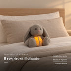 Peluche lapin qui respire sur fond crème, en studio. Il respire et il chante : respiration lente, musique réglable, lumière douce
