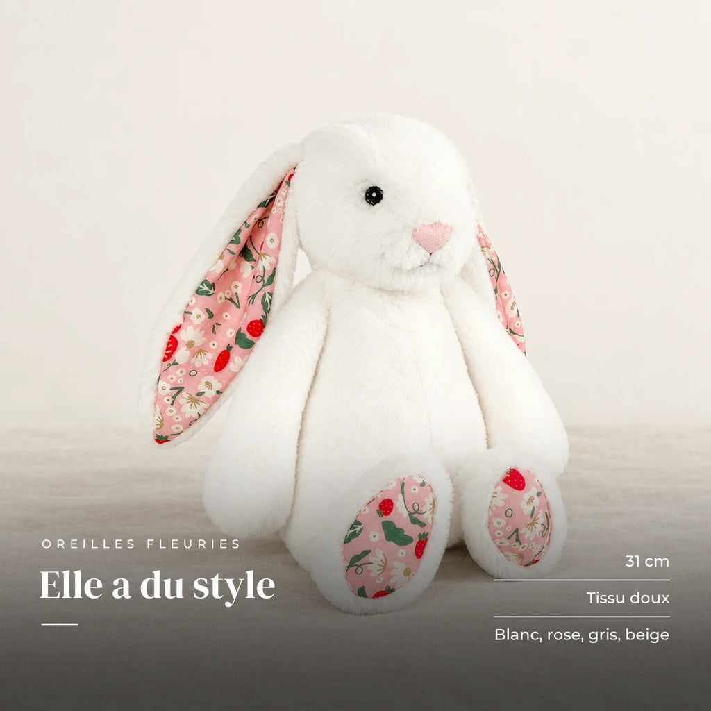 Lapin en peluche avec motif fleuri blanc sur fond crème, en studio. Elle a du style : 31 cm, tissu doux, blanc, rose, gris, beige