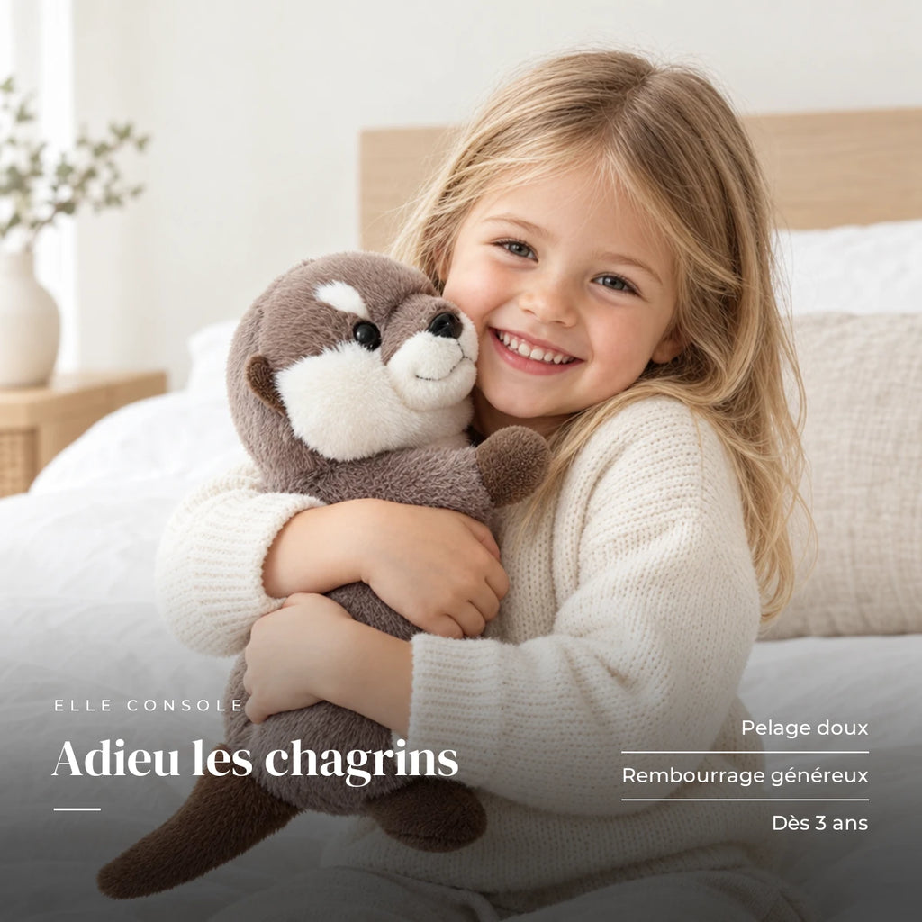 Loutre en peluche attendrissante avec un enfant dans une chambre lumineuse. Adieu les chagrins : pelage doux, rembourrage généreux, dès 3 ans