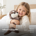 Loutre en peluche attendrissante avec un enfant dans une chambre lumineuse. Adieu les chagrins : pelage doux, rembourrage généreux, dès 3 ans