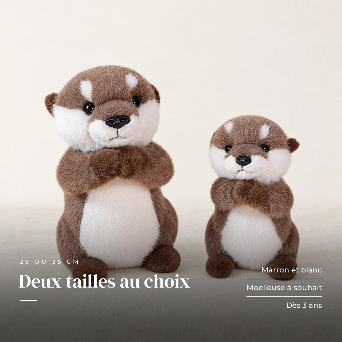 Loutre en peluche attendrissante sur fond crème, en studio. Deux tailles au choix : marron et blanc, moelleuse à souhait, dès 3 ans