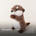 Loutre en peluche attendrissante sur fond crème, en studio. Elle garde les secrets : jeux de rôle, tissu de qualité, un souvenir durable