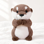 Loutre en peluche attendrissante posée sur un lit blanc, en pleine lumière