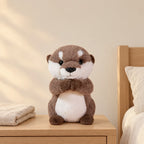 Loutre en peluche attendrissante posée sur une table de chevet en bois clair