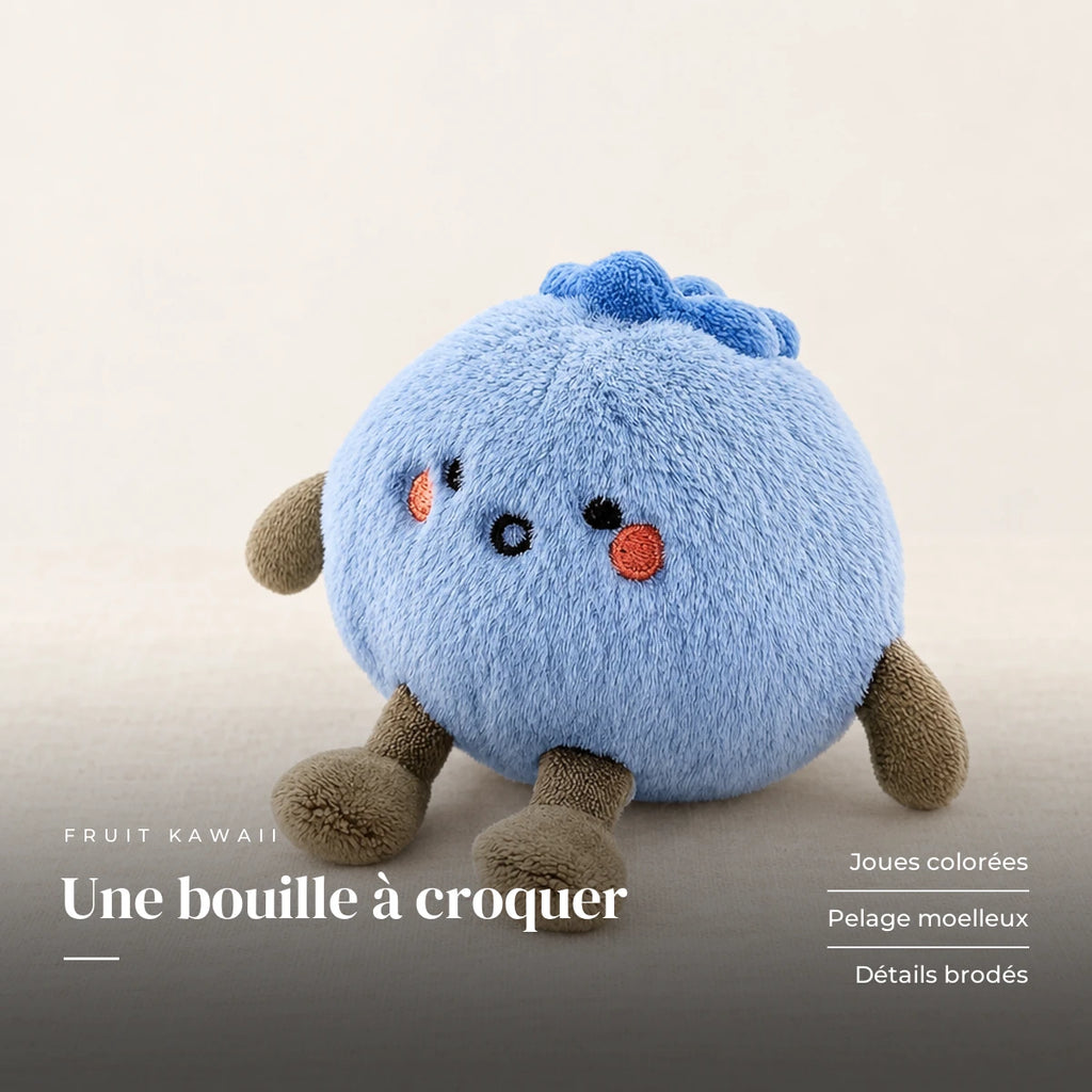 Peluche fruit kawaii myrtille attendrissante sur fond crème, en studio. Une bouille à croquer : joues colorées, pelage moelleux, détails brodés