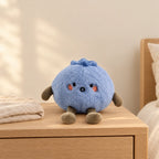 Peluche fruit kawaii myrtille attendrissante posée sur une table de chevet en bois clair