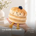 Peluche petit dej’ pancakes kawaii tenue en main. Une bouille irrésistible : jambes en velours, douce à câliner, tous âges