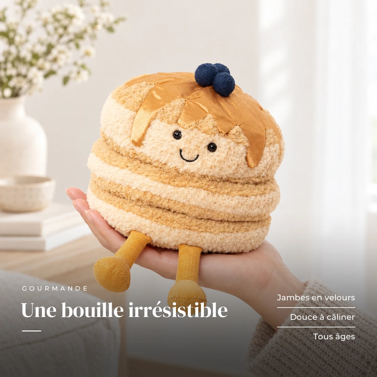 Peluche petit dej’ pancakes kawaii tenue en main. Une bouille irrésistible : jambes en velours, douce à câliner, tous âges