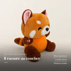 Peluche panda roux qui respire sur fond crème, en studio. Il rassure au coucher : effet respiratoire, lumière douce, plusieurs modes