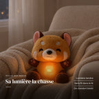Peluche panda roux qui respire installée sur un canapé en lin. Sa lumière la chasse : lumière tendre, sans fil dans le lit, on s’endort blotti